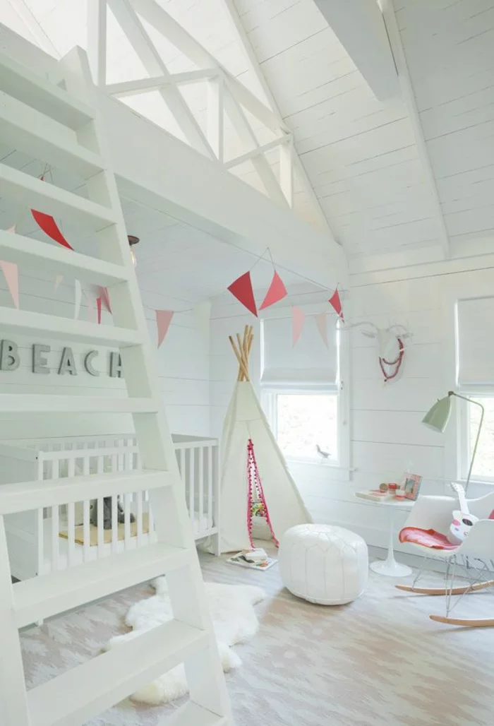 weißes Kinderzimmer mit Dachschräge mit Indianerzelt, Babybett und zweitem Stock mit Treppe 