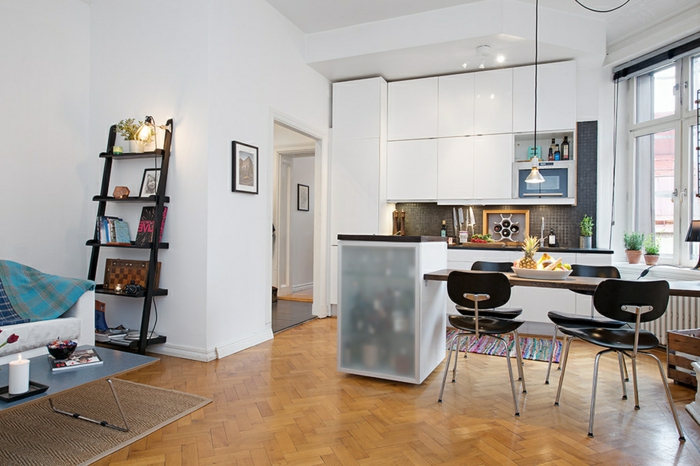 kleine küchen einrichten farbiger teppichläufer weiße wände küchenrückwand
