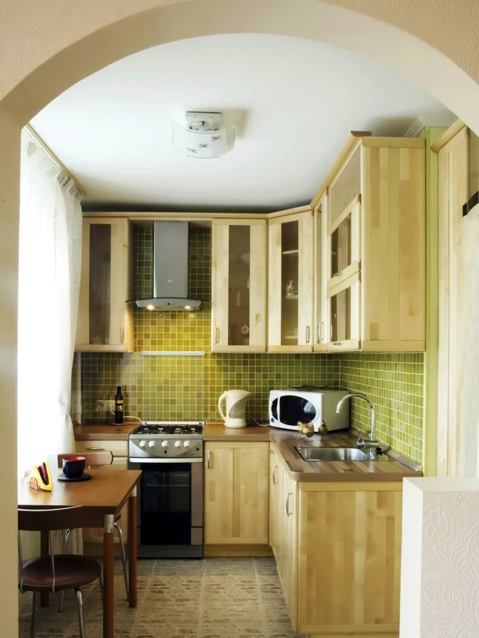 kleine küchen einrichten grüne wandfliesen kleiner essbereich
