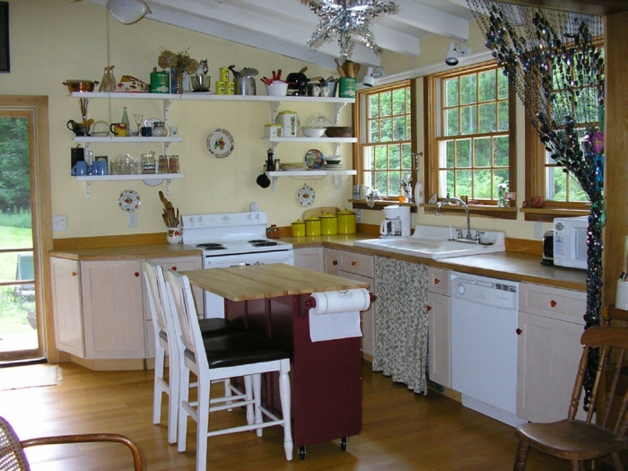 kleine küchen einrichten kleiner küchentisch hellgelbe wandfarbe offene regale