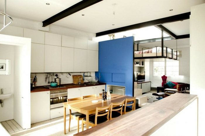 kleine küchen einrichten küchentisch blaue trennwand