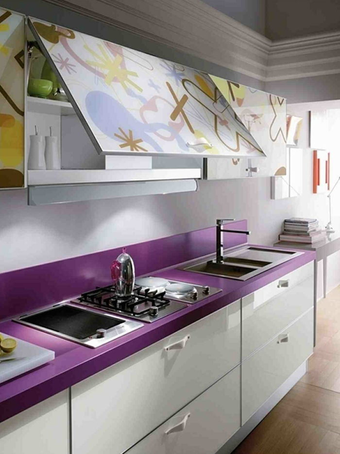 küchendesign kleine küche einrichten lila akzente farbige elemente