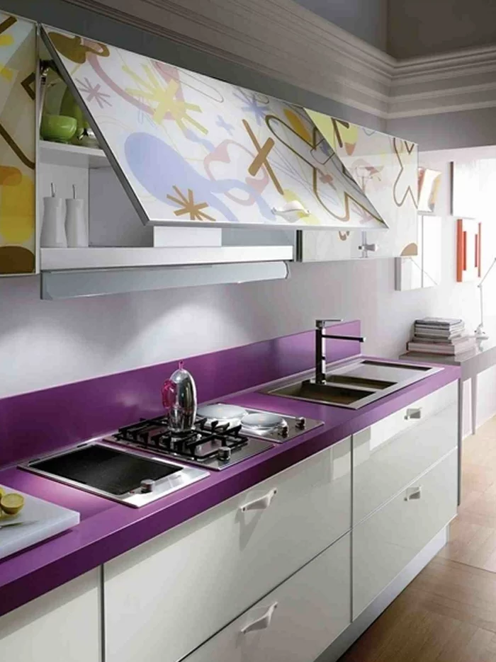 küchendesign kleine küche einrichten lila akzente farbige elemente