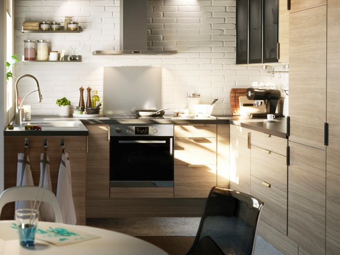 kleine küchen einrichten offene wandregale weiße wandfliesen kleiner essbereich