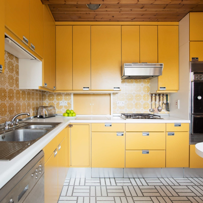 küchendesign gelbe küchenschränke schöner boden wandfliesen
