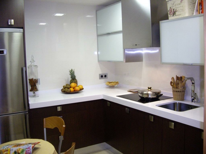küchendesign ideen kleine küche weiße wände dunkle küchenschränke