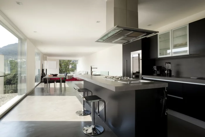küchendesign wandpaneel schwarz kücheninsel metalloberflächen offener wohnplan
