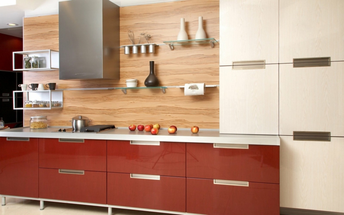 küchendesign wandpaneele hölzerne textur rote küchenschränke offene regale