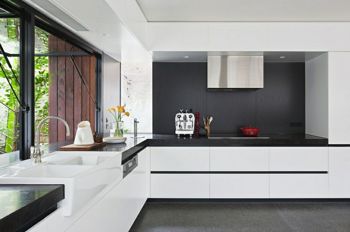 küchendesign wandpaneele küche schwarz weiße küchenschränke küchenfenster