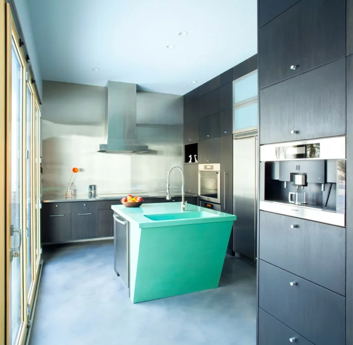 küchendesign wohnideen küche grüne kücheninsel hellblaue decke