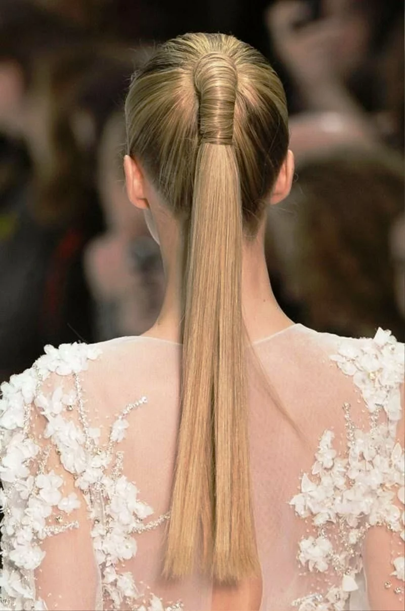moderne Brautfrisuren lange Haare Pferdeschwanz