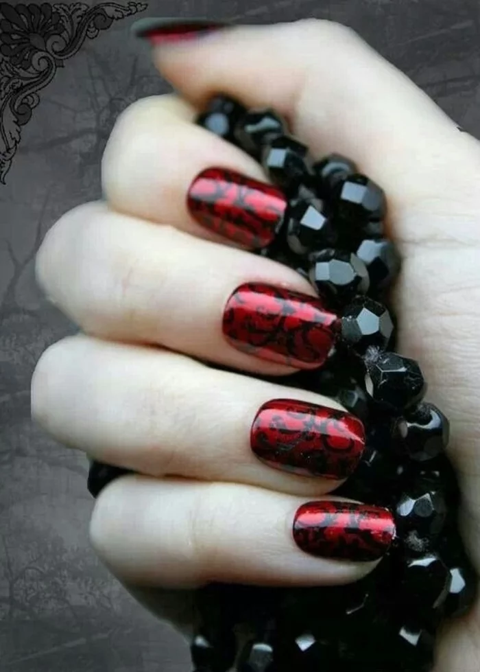 nagellack ideen rot schwarze ornamente stilvoll schick