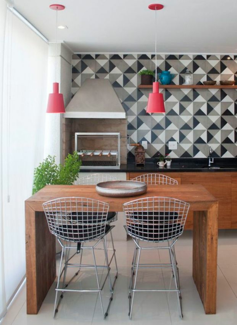 neue Wohntrends Küche mit Essbereich Holzmöbel Tapeten Muster