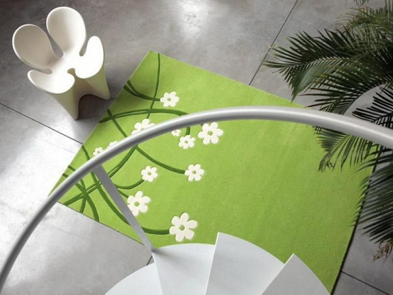 neue Wohntrends grüner Teppich Blumenmuster Wohnungseinrichtung Ideen