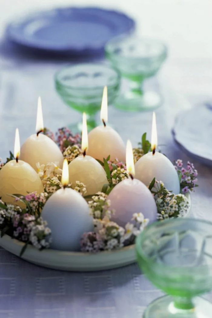 Osterdeko basteln - stilvolles Arrangement mit Wildblumen und Kerzen in Eierform