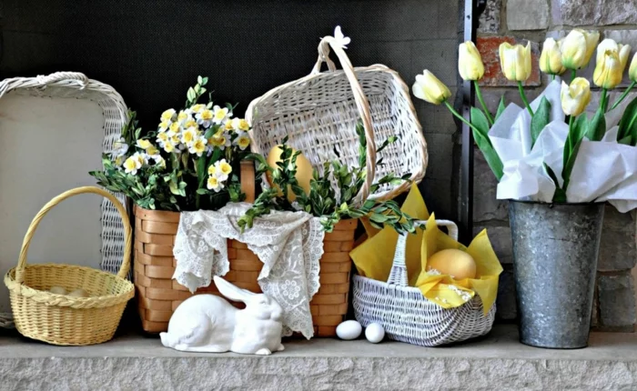 Osterdeko Ideen - Tischdekoration mit Tulpen Eiern und Osterhasen 