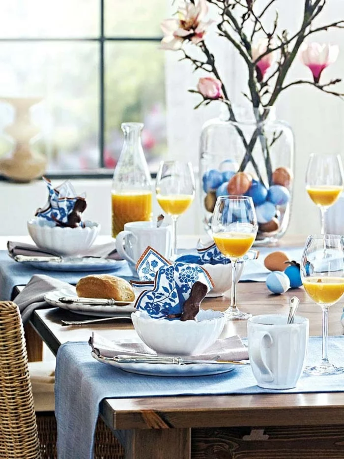 stilvolle Tischdeko zu Ostern mit gefärbten Eiern und Magnolien