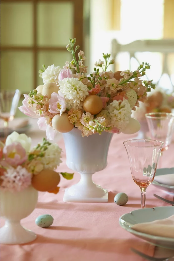 Tischdeko zu Ostern - Frühlingsblumen und Ostereier in Vasen 