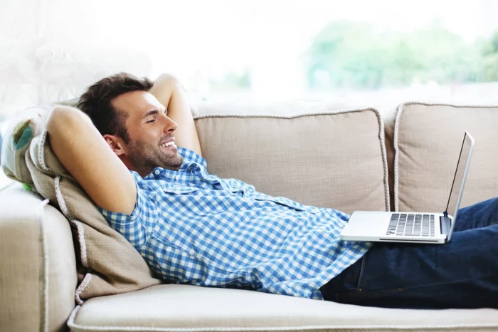 raumgestaltung möbelkauf couch mann sofa entspannen laptop
