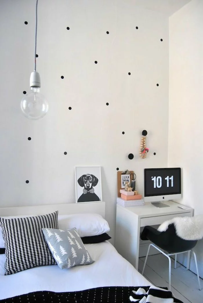 schlafzimmergestaltung gepunktete wand tagesdecke minimalistisch pendelleuchte glühbirne