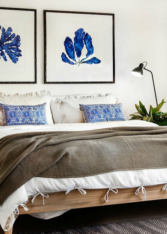 schlafzimmergestaltung holz bettgestell florale muster dekokissen tagesdecke fein gemustert