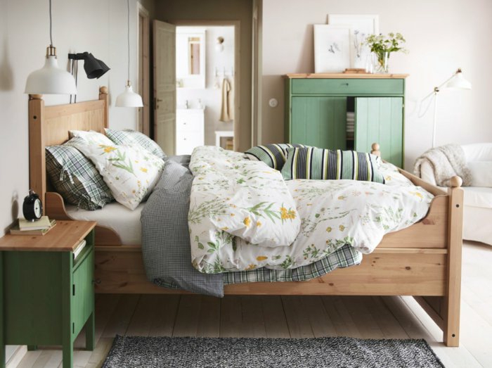 schlafzimmergestaltung hängeleuchten holzbett grüne möbel