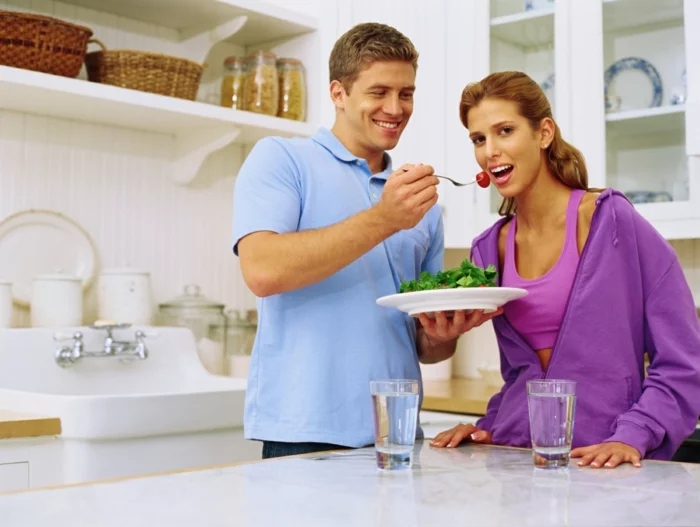schnellund gesund abnehmen gesund kochen essen zusammen salate wasser trinken