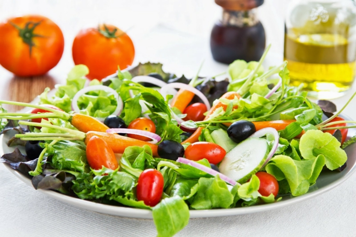 schnell und gesund abnehmen gesundes essen frische tomaten gurken blattsalat zwiebeln oliven olivenöl