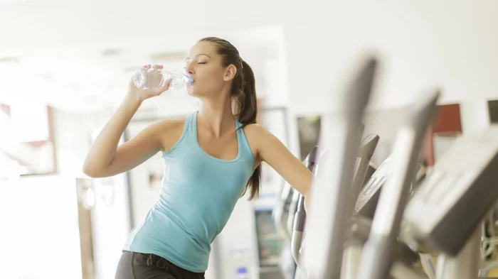 schnell und gesund abnehmen sport treiben wasser trinken