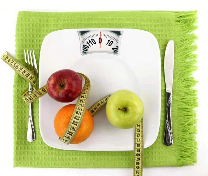 schnell und gesund abnehmen tipps gesundes essen äpfel waage besteck