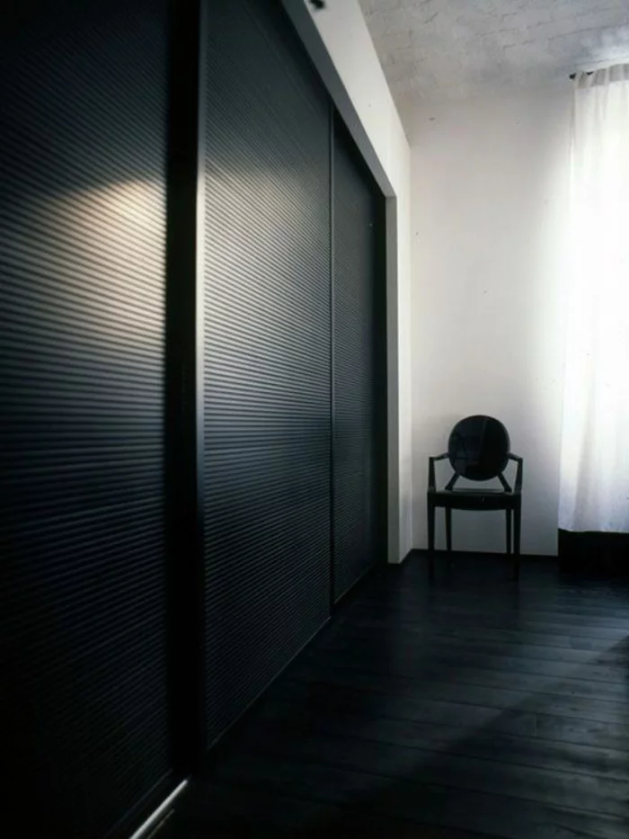 schwarzer kleiderschrank schiebetüren wohnideen schlafzimmer dunkler boden weiße wände
