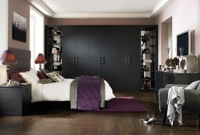 schwarzer kleiderschrank schlafzimmer einrichten ideen lila akzente