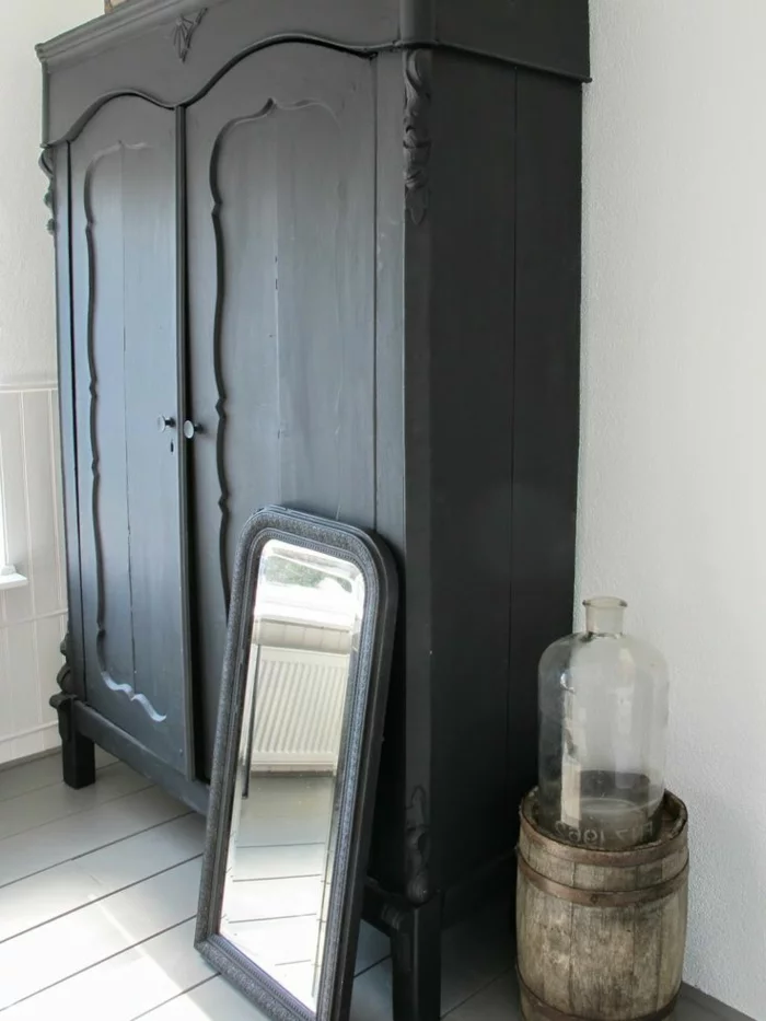 schwarzer kleiderschrank vintage stil wohnideen schlafzimmer spiegel