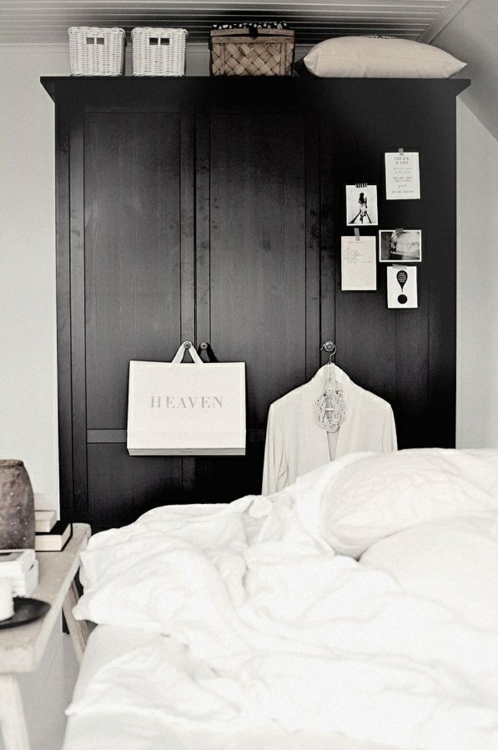 schwarzer kleiderschrank weiße bettwäsche wohnideen schlafzimmer
