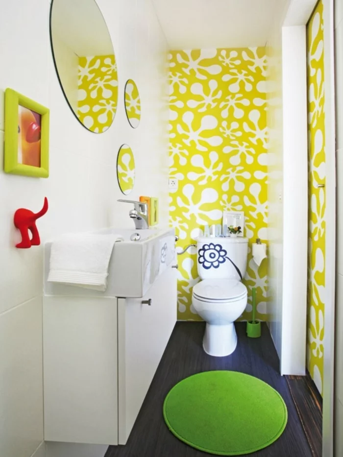 tapete muster kinderbadezimmer farbiges tapetenmuster runde badspiegel