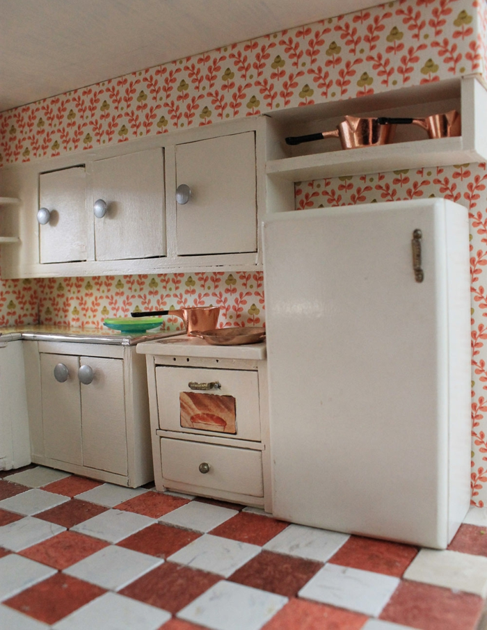 tapete muster küche wandgestaltung helle kücheneinrichtung farbiger boden