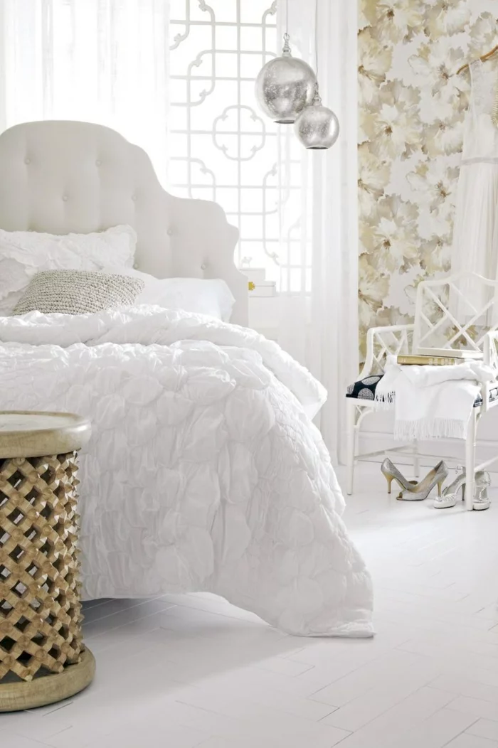 tapete muster schlafzimmer wandgestaltung florales muster weiße bettwäsche