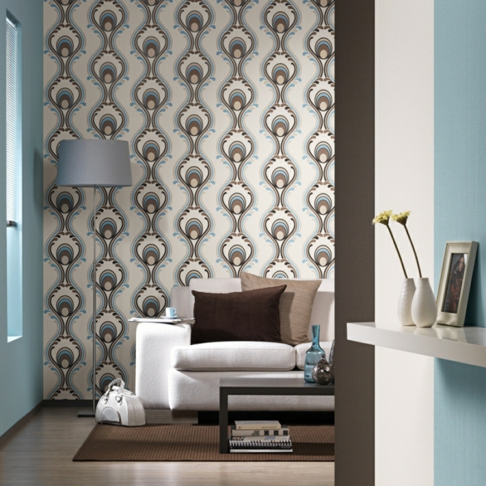 tapetenmuster wohnzimmer elegante wandtapete brauner teppich weißes sofa hellblaue wände