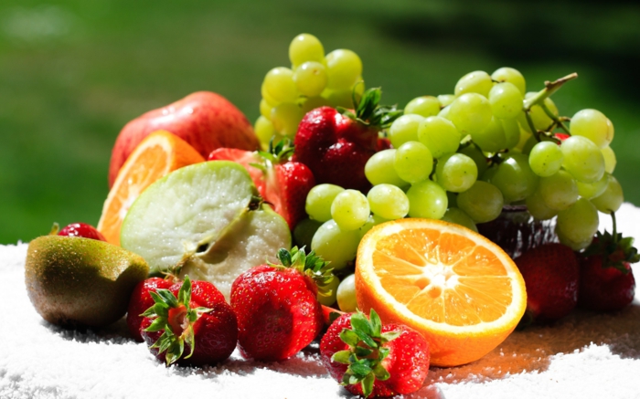 trennkost ernährung gesund frisches obst früchte erdbeeren orange trauben apfel