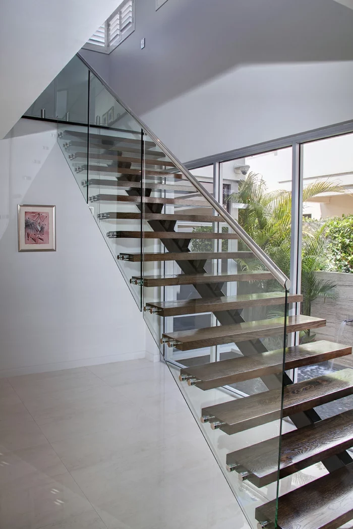 treppengeländer glas ausgefallene treppe modernes interieur