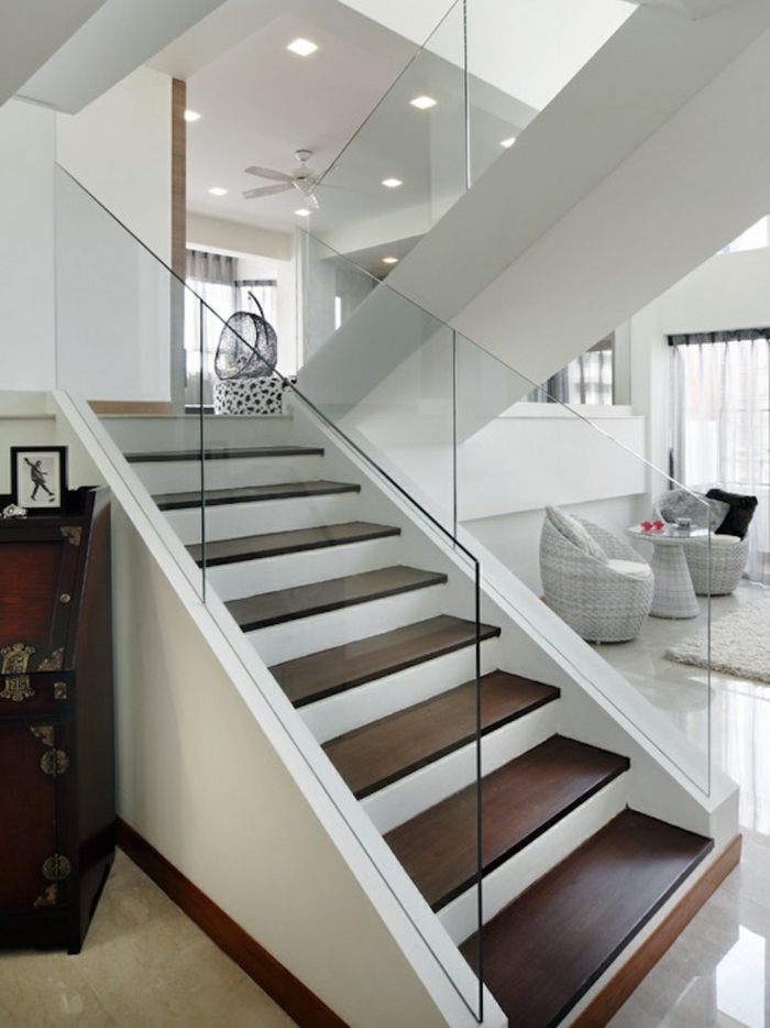 treppengeländer glas massives treppenhaus wohnzimmer weiße wände