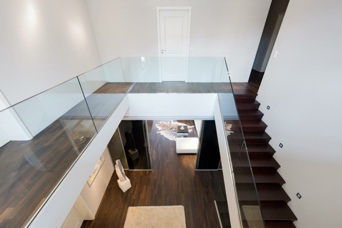 treppenhaus gestalten gläsernes geländer moderne inenarchitektur fellteppich