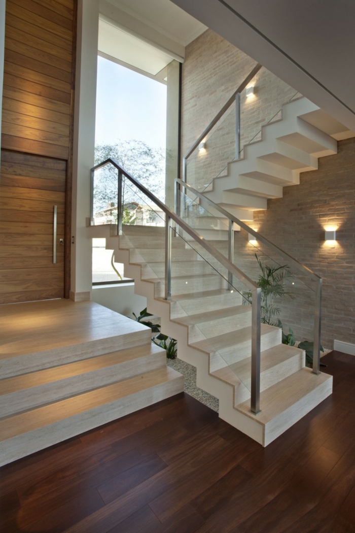 treppenhaus gestalten weiße treppenstufen gläsernes treppengeländer