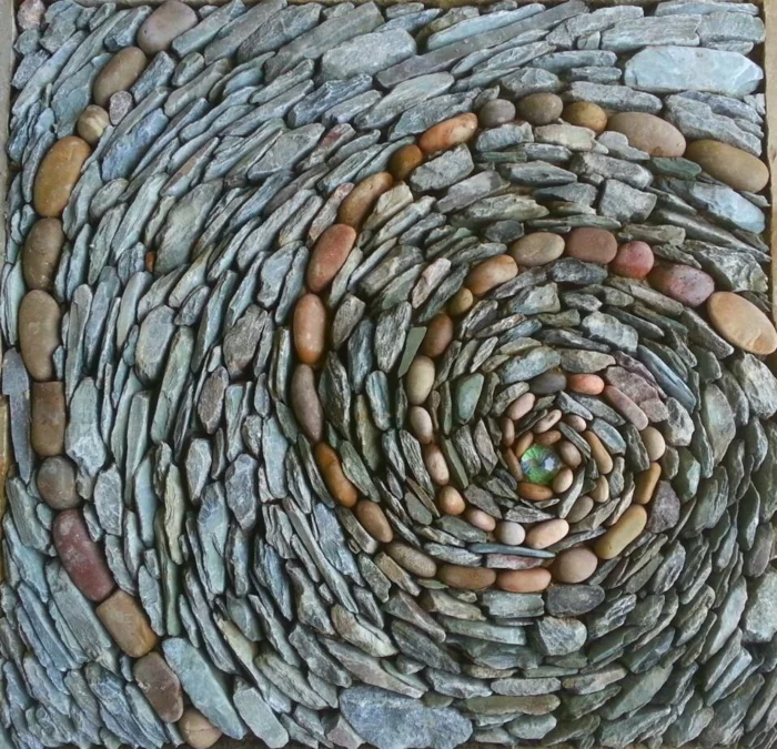 trockenmauer natursteine mauerwerk mauerer kunst spirale runde flusssteine