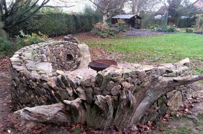 trockenmauer natursteine mauerwerk mauerer runde sitzecke grillen