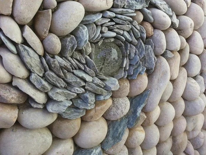 trockenmauer natursteine mauerwerk mauerer runde steine verlegen glaskugel
