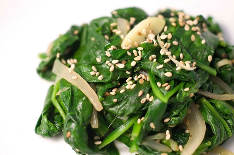 vegane Ernährung gesund Spinat und Sesam