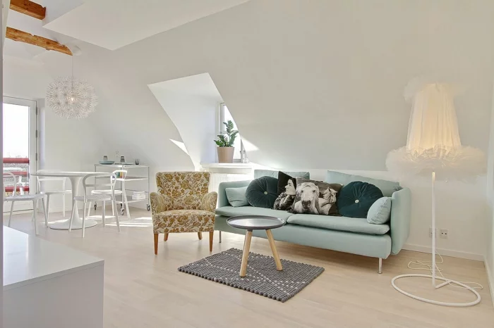 wandfarbe weiß kleine wohnung dachgeschoss dachschräge wohnzimmer einrichten sofa sessel retro design runder esstisch