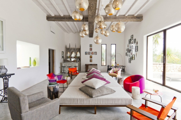 wandfarbe weiss wandgestaltung mediterraner stil holzbalken sofa kissen sessel designer möbel