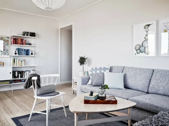 wandfarbe weiß wandgestaltung wohnimmer wanddekoration zeichnungen graues sofa couchtisch